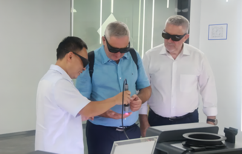 Madžarska delegacija za znanost in tehnologijo ter gospodarsko in trgovinsko sodelovanje obiskala PBM Medical Laser, da bi raziskala meje laserske tehnologije